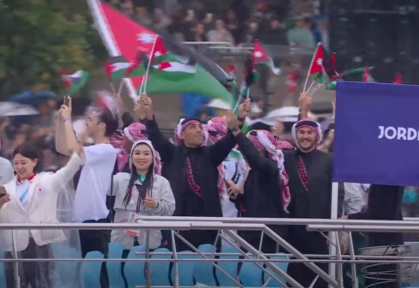 بلباس عربي وشماغ أحمر .. نشامى يرفعون علم الأردن وسط باريس