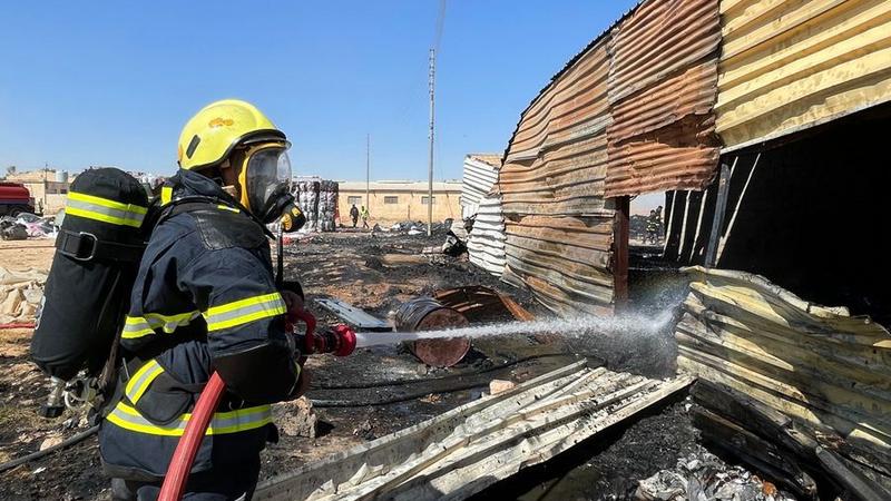 فرق الدفاع المدني تسيطر على حريق مصنع قطنيات في العاصمة