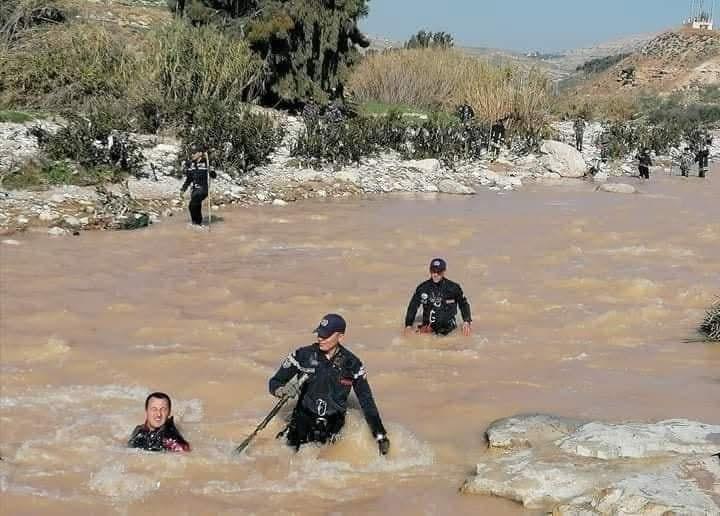 عاجل…ألقاهما والدهما.. العثور على جثتي الطفلين في سيل الزرقاء