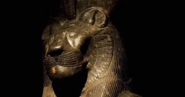 قصة تمثال المعبودة سخمت في معابد الكرنك بجسد أنثوى ورأس أنثى الأسد