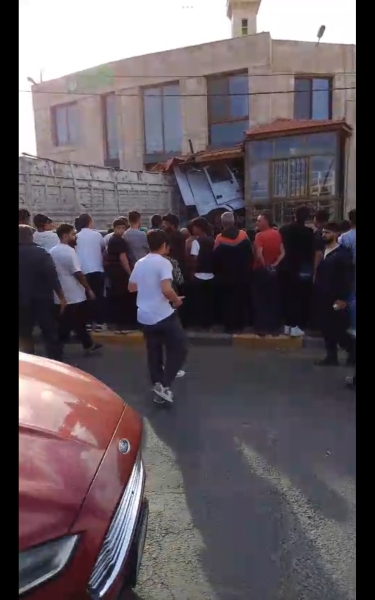 #عاجل..مركبة تقتحم مسجدا وأنباء عن وفيات أثر حادث سير على طريق 