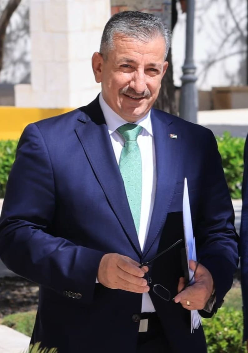 العمال أساس البناء وفخر العطاء