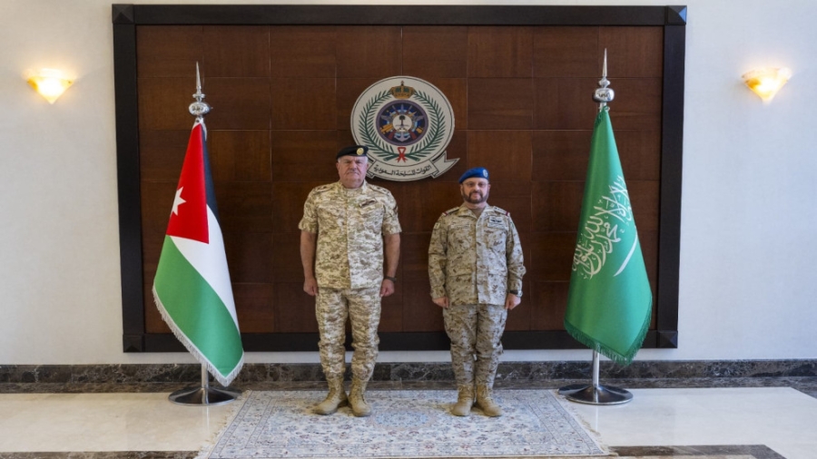 رئيس هيئة الأركان المشتركة يبحث سبل التعاون العسكري مع نظيره السعودي