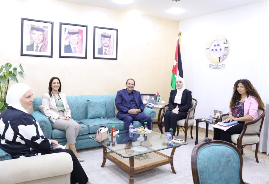وزيرة التنمية الإجتماعية تلتقي مدير صندوق الملك عبدالله الثاني للتنمية
