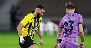 غموض موقف بنزيما من المشاركة ضد الرائد في الدوري السعودي