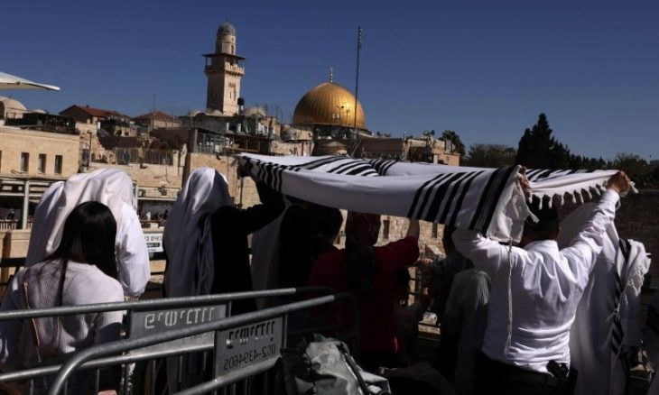 مصادر فلسطينية: مستعمرون يؤدون طقوسا تلمودية عند أبواب المسجد الأقصى