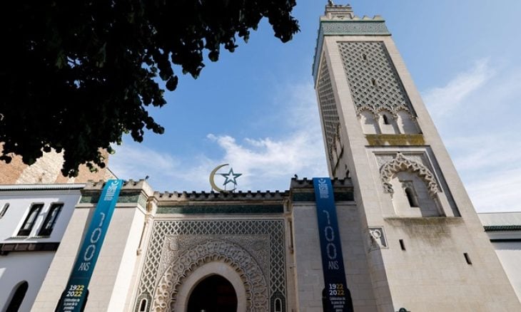 مسجد باريس الكبير يندد بالخطابات “العنصرية والإسلاموفوبية” بعد جريمة قتل تونسي