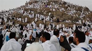 حجاج بيت الله يفدون إلى عرفة لأداء ركن الحج الأعظم 