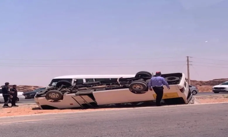 10 إصابات بحادث تدهور حافلة في العقبة #عاجل