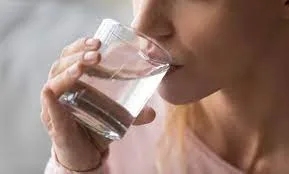 5 مشروبات تساعدك على التخلص من الانتفاخ