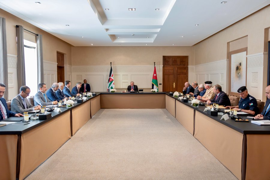 جلالة الملك عبدالله الثاني يؤكد، لدى ترؤسه اجتماعا مع رؤساء السلطات وقادة الأجهزة الأمنية في قصر الحسينية، أن #الأردن لن يسمح لأحد باستغلال التطورات الإقليمية الراهنة للتشكيك بمواقفه الثابتة تجاه قضايا الأمة