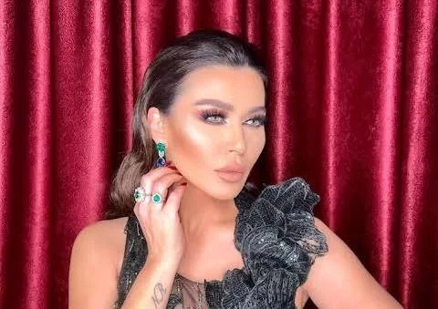 نادين الراسي تُثير الجدل برسالة غامضة: “أيها المنافقين من حولي”؟! (صورة)