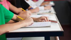 طلبة التوجيهي يتقدمون للامتحان في يومه السادس