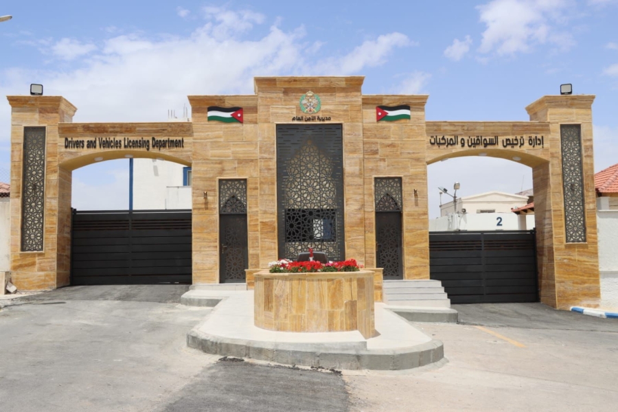 إدارة ترخيص السواقين والمركبات تستمر في توسيع خدماتها بعد ساعات الدوام الرسمية وتفتتح محطة ترخيص اتوستراد عمّان الزرقاء ،  وتحوّل محطة ترخيص بني كنانة إلى مسائية 