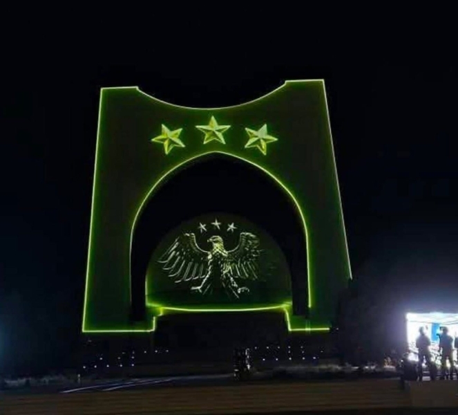 شُوهد شعار الجمهورية العربية السورية الجديد مُثبتًا على صرح الجندي المجهول في العاصمة دمشق