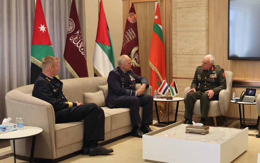 اللواء الحنيطي يستقبل رئيس الدفاع الهولندي ويبحثان تعزيز التعاون العسكري