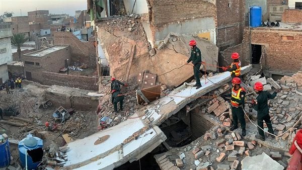 مصرع 16 شخصًا في انهيار مبنى سكني بمدينة كراتشي الباكستانية