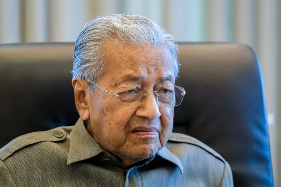 نقل مهاتير محمد إلى المستشفى إثر إصابته بالإرهاق بعد احتفال بعيد ميلاده الـ100