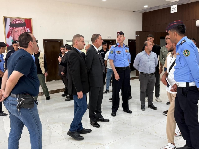 وزير الداخلية  يزور مركز حدود جابر ويوجه المعنيين إلى مراجعة رحلة المسافر.