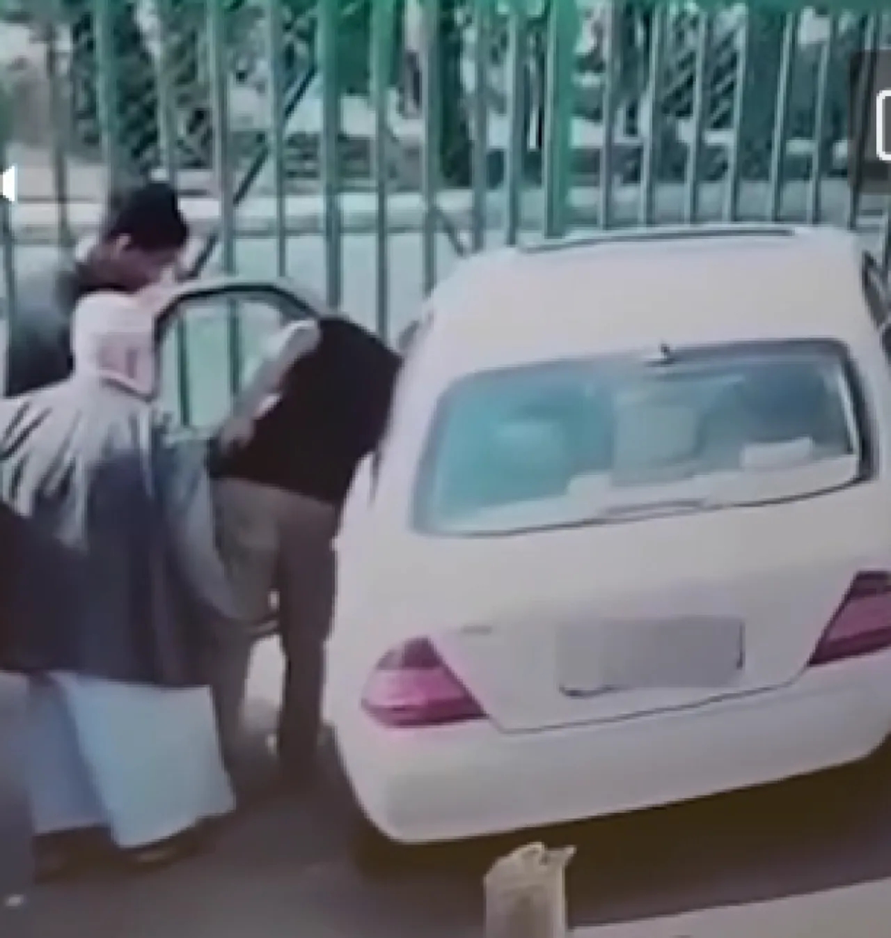 حادثة سرقة مؤلمة لحاج مُسن أمام معصرة زيت في عمّان #عاجل