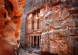 بعد دعوى أشقاء مايكل جاكسون... بريزات يدعو لزخم فني في البترا