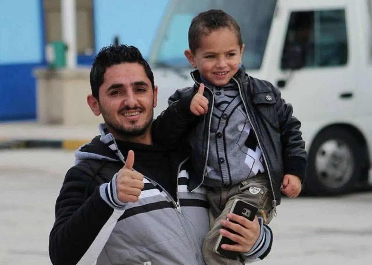 الرمثا تودّع شاباً وطفله بعد وفاتهما إثر حريق منزلي