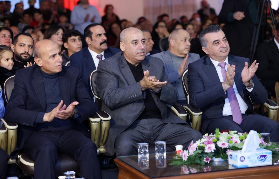 القاضي يشارك في إضاءة شجرة عيد الميلاد في الكرك