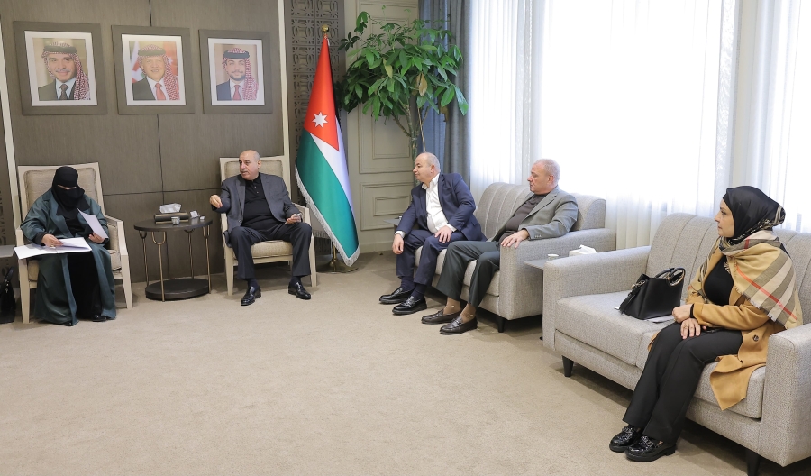 القاضي يلتقي لجنتي الطاقة والمرأة وشؤون الأسرة