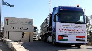 الجيش يسير 13 شاحنة محملة بـ 54,600 طرد غذائي إلى اليمن