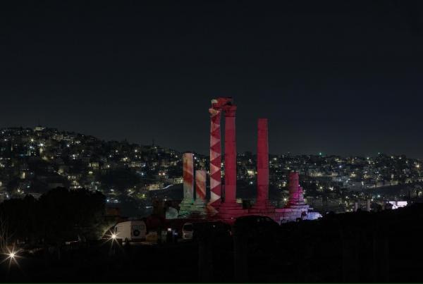 أمانة عمّان تضيء أعمدة جبل القلعة بعلم دولة قطر