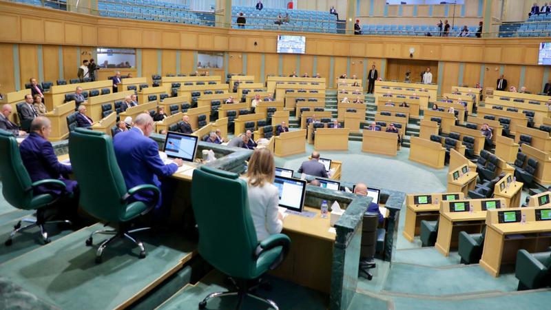 توصيات اللجنة المالية في الأعيان بشأن الموازنة العامة