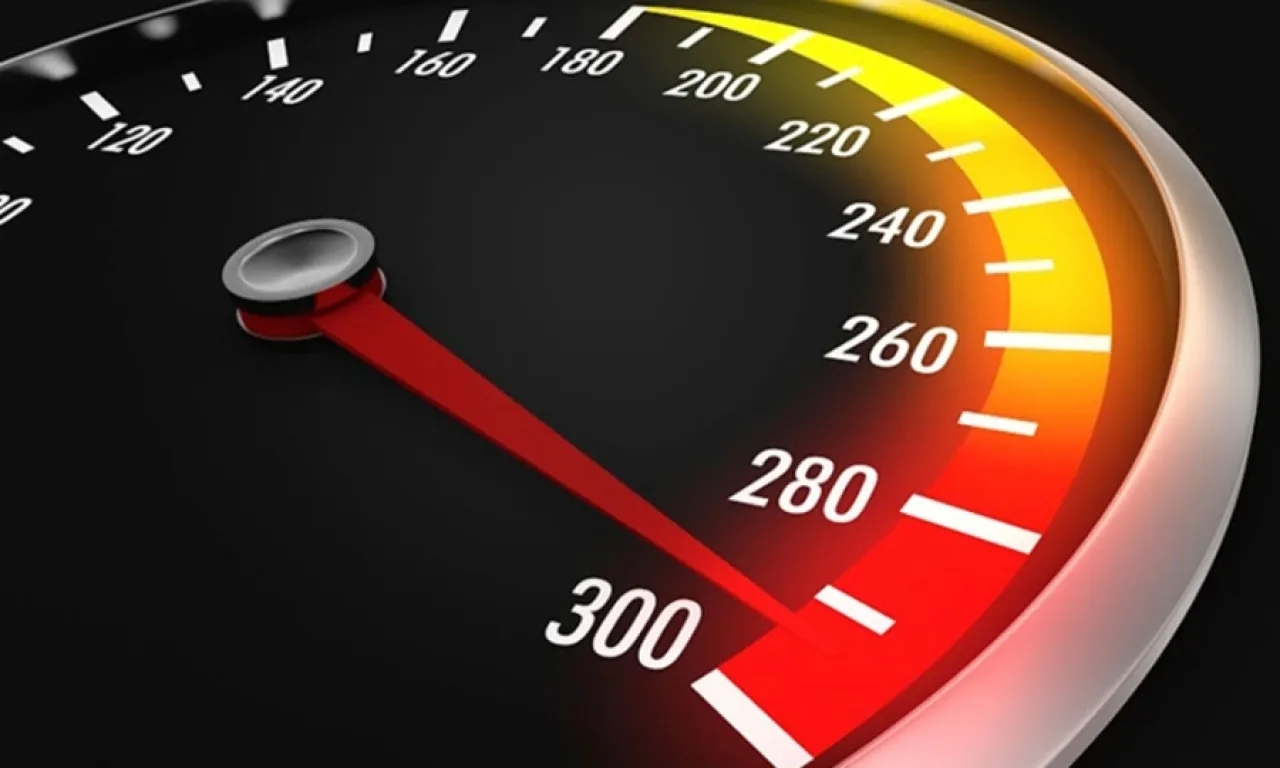مركبة تُحلّق على الطريق بسرعة جنونية بلغت 237 كم/ساعة #عاجل