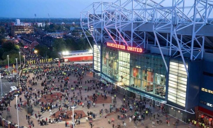 جماهير مانشستر يونايتد تنظم مسيرة ضخمة قبل مواجهة فولهام احتجاجا على سياسات الإدارة