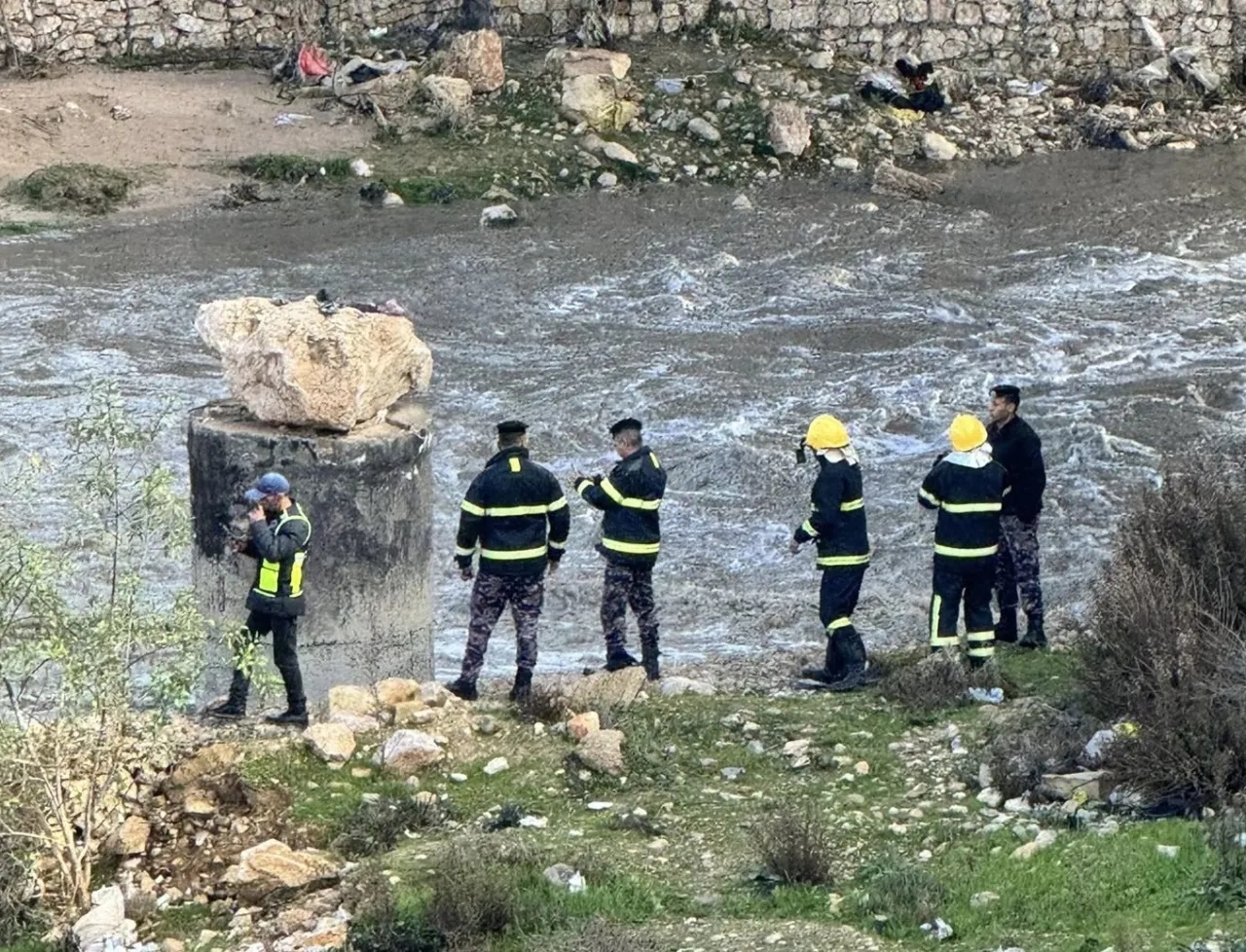 #عاجل..الامن : نتعامل مع بلاغ بسقوط شخص في سيل الزرقاء