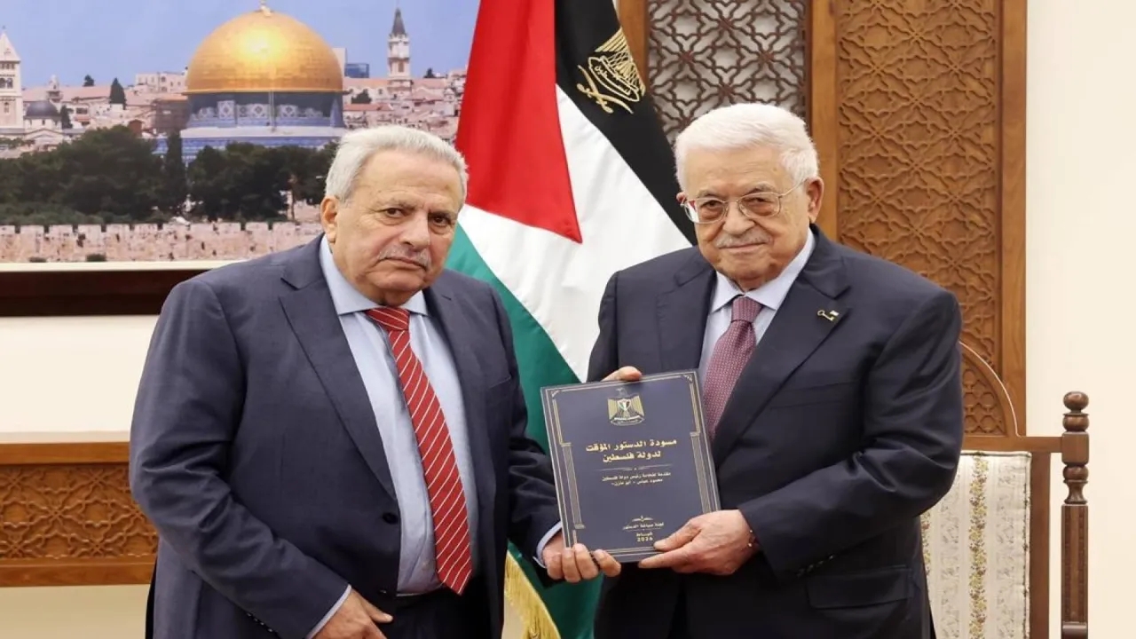 عباس يتسلم الدستور ويؤكد التحول من السلطة إلى الدولة