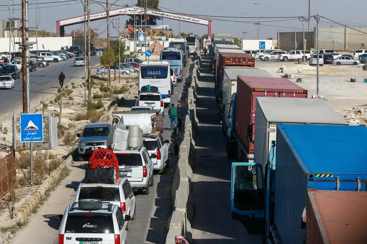 قرار سوري مفاجئ يعرقل عبور الشاحنات الأردنية - وثيقة