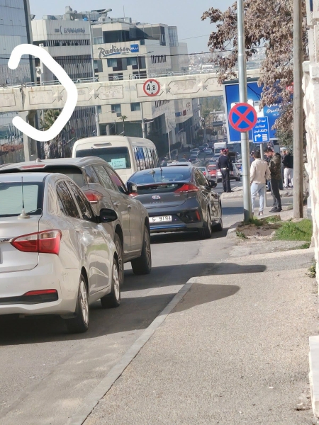 #عاجل...مواطنون لـ دقيقة أخبار: مخاوف بعد انهيار جزئي لجسر مشاة في الصويفية ـ صور