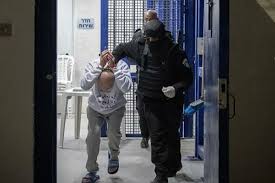 نهج عقابي جديد.. إسرائيل تشرع في ترحيل أسرى بموجب قانون سحب الإقامة