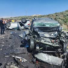 7 إصابات باصطدام مركبة بعمود إنارة على طريق الموقر