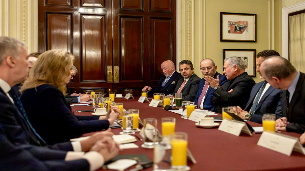 الملك عبد الله يبحث مستجدات المنطقة مع مسؤولين بريطانيين