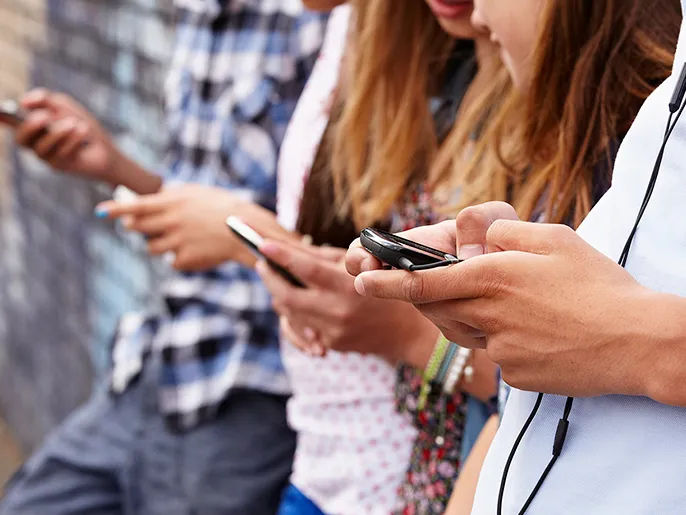 بريطانيا تتجه لحظر وسائل التواصل دون سن 16 عاما