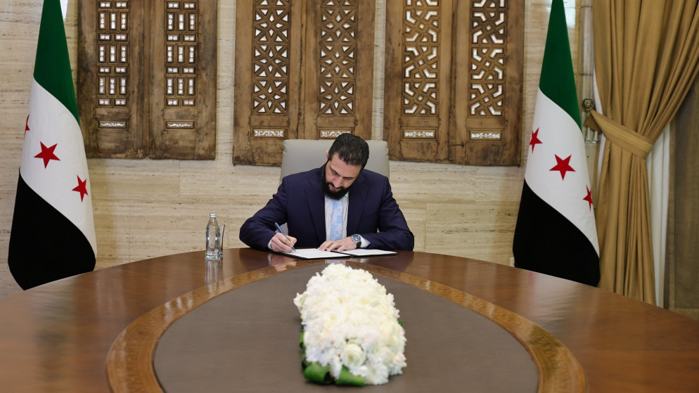 الشرع يصدر عفوا عاما يستثني مرتكبي الانتهاكات بحق السوريين