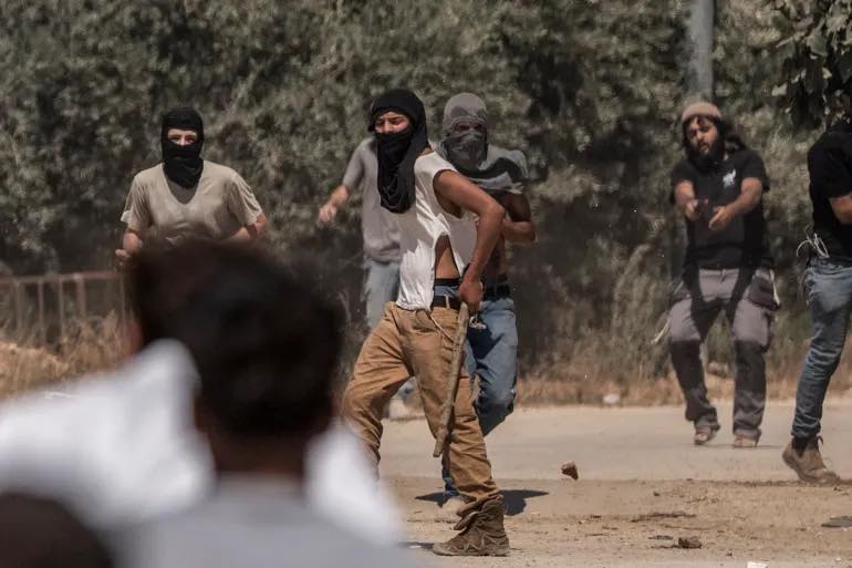 مستعمرون يهاجمون منازل المواطنين في المزرعة الشرقية شرق رام الله