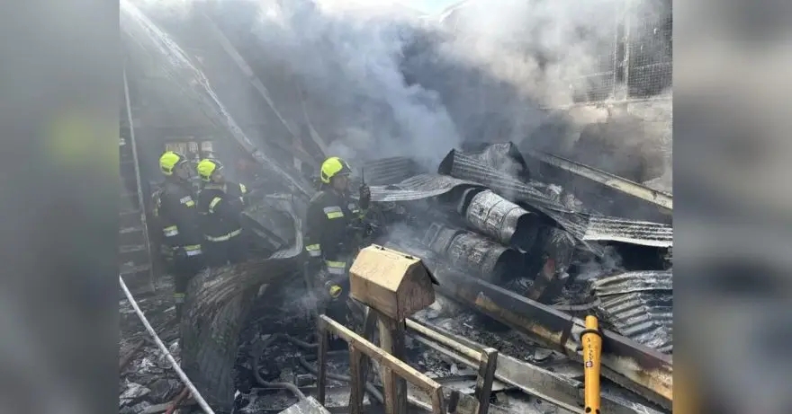 مقتل 4 أشخاص إثر سقوط مروحية عسكرية إيرانية وسط سوق شعبي في أصفهان