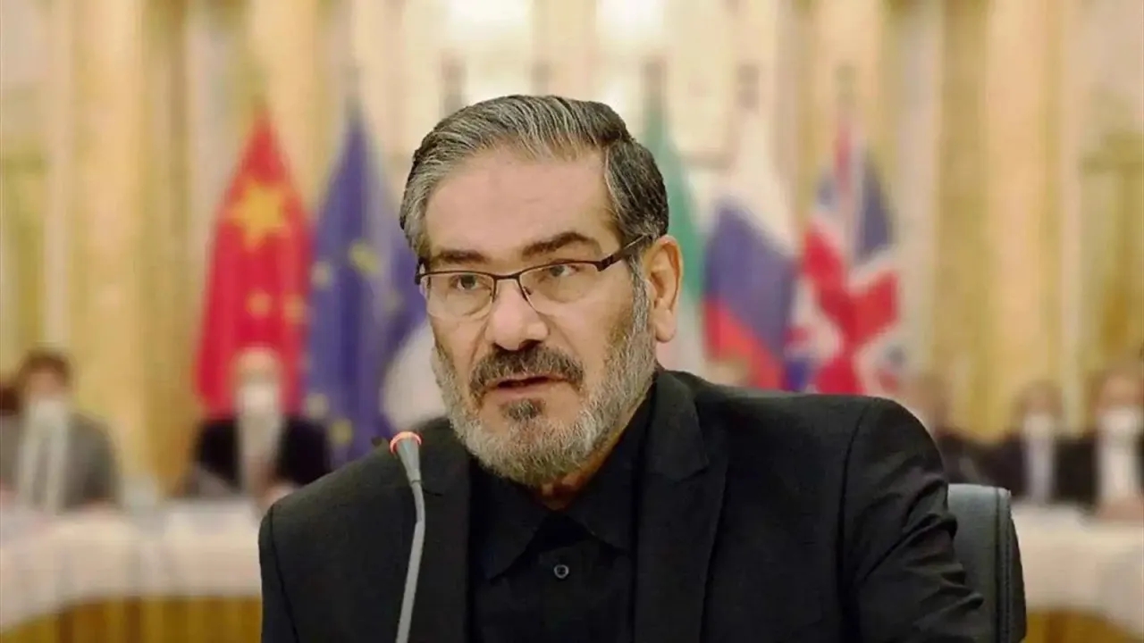 ما زلت حياً.. تدوينة لعلي شمخاني تفجر الجدل