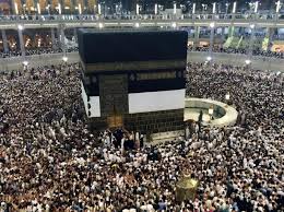 إيران تبدأ عملية لإعادة 9 آلاف معتمر من السعودية