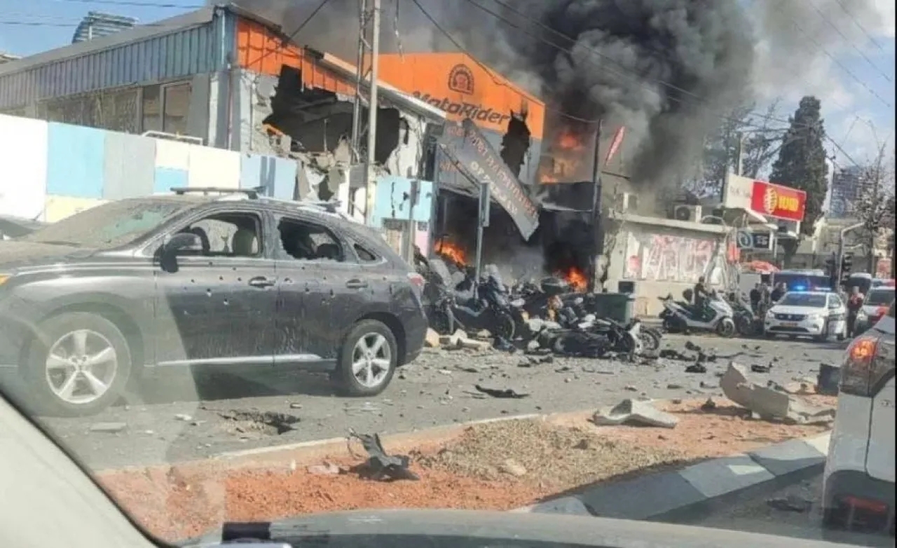 7 إصابات وأضرار جسيمة بسقوط صاروخ إيراني على 