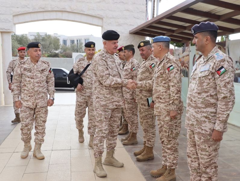 الحنيطي يزور كلية الدفاع الوطني وكلية القيادة والاركان