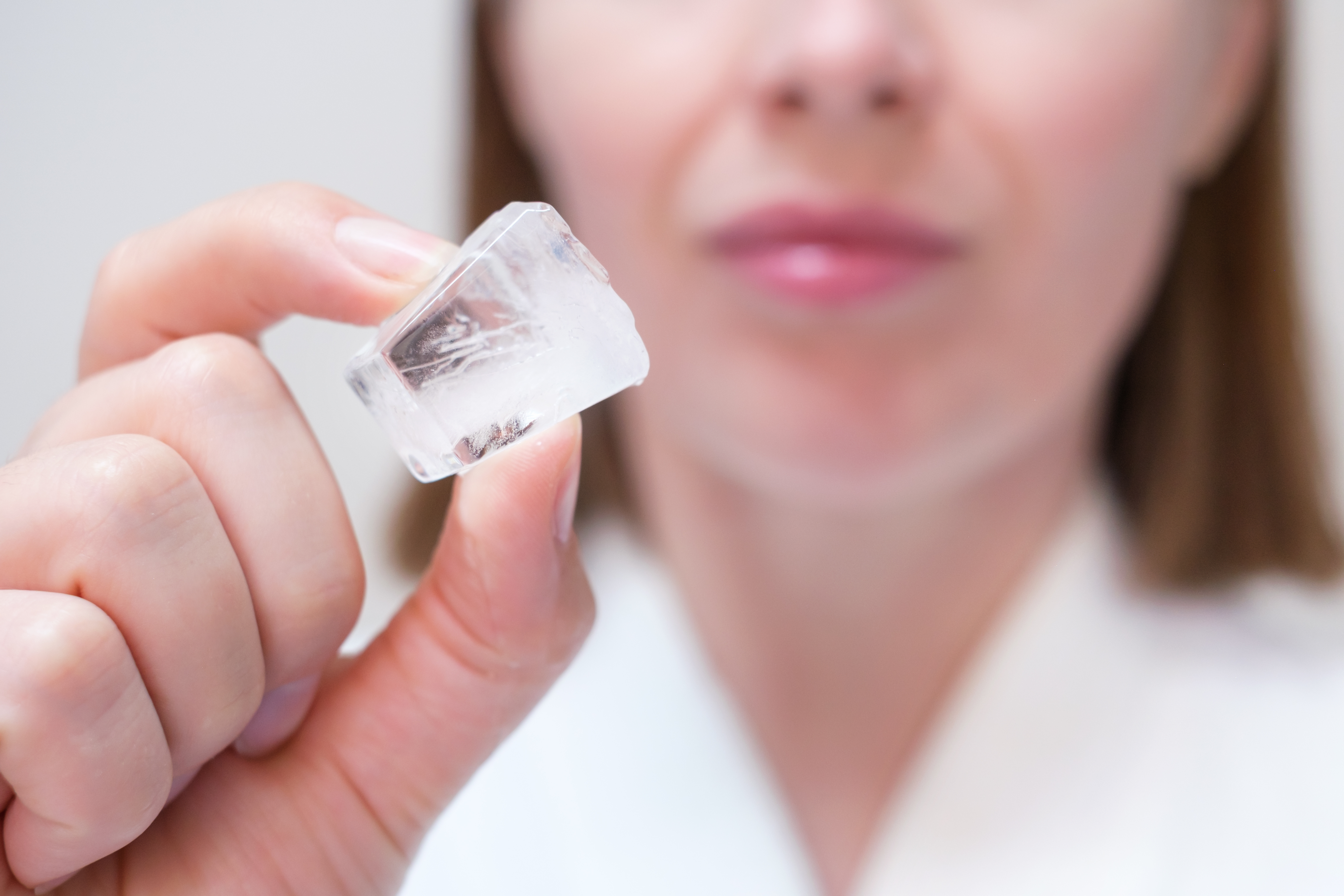 فوائد كمادات الثلج للبشرة: هل هي حقيقة أم مجرد خدعة تجميل؟