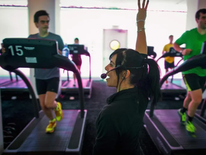 دراسة تحذر: موسيقى الرياضة الصاخبة تهدد السمع